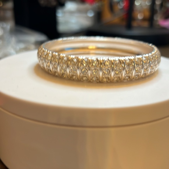 Jewelry - ❤️🌈💋Elegant Silver-Toned Bangle Bracelet